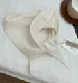 Comoda sciarpa triangolare in 100% lana per donna, elegante scaldacollo bianco lavorato. - Bianco avorio
