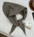 Sciarpa triangolare in maglia di pura lana al 100% di alta qualità, calda per inverno. - Cachi