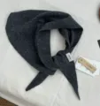 Sciarpa triangolare in pura lana 100% grigio scuro, scaldacollo invernale caldo ed elegante. - Grigio scuro