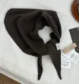 Sciarpa triangolare in pura lana da donna, caldo foulard e copricapo in maglia. - marrone cioccolato