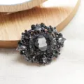 Dettaglio della spilla vintage barocca in cristallo con gemma grigia e montatura in argento. - Stile Strass Ovale Grigio