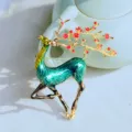 Exquisite Vintage Emaille Hirsch Brosche mit blühenden roten Pflaumenblüten Geweih. - Blumenzweig Elch Brosche Grün