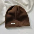 Gorro de punto de lana marrón vista detallada con textura suave y material premium. - Sombrero / Café