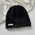Gorro de punto de lana negro clásico para mujer, accesorio de moda cálido de invierno. - Sombrero / Negro