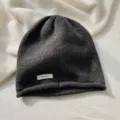 Gorro de punto de lana gris oscuro primer plano, vista detallada textura invierno suave. - Sombrero / Gris