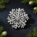 Glitzernde Strass Schneeflocke Brosche Pin Damen elegante Anzug Mantel Schmuck Zubehör - Rotierende Schneeflocke Weiß