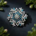 Elegante drehbare Schneeflocke Brosche Kristall Strass Korsagen Nadel für Anzug Mantel - Rotierende Schneeflocke Blau