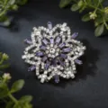 Elegante rotierende Schneeflocke Brosche Pin mit glitzernden lila und weißen Strasssteinen. - Rotierende Schneeflocke Violett