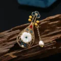 Handgemachte Pipa Brosche mit Perlenquaste, exquisite Blumen Metallnadel fuer Kleidung. - Süßwasserperle Muschelblume Pipa