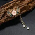 Vintage chinesische handgemachte Gold Brosche mit Perlen Quaste und Blumen Emaillierung Variante. - Heilbringendes Friedensschloss