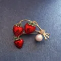 Leuke rode aardbei parel broche emaille legering mode sieraden accessoire voor dames dagelijks - Stijl Drie Aardbeien Zoetwaterparel