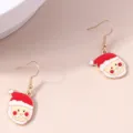 Primo piano dettagliato di orecchini a goccia in smalto Babbo Natale per Natale - Babbo Natale dalle Guance Rosse