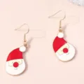 Primo piano di orecchini natalizi a forma di Babbo Natale con smalto rosso e oro. - Babbo Natale (Orecchino)