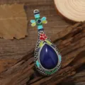 Vintage ethnische Pipa Brosche mit buntem Emaill und blauem Stein für Mantel Manteln Pin - Lapislazuli Pipa Brosche