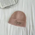 Kinder Strickmütze Detail, rosa einfarbige Wollmütze mit süßen gestickten Buchstaben. - Nur Hut / Rosa