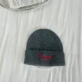 Dunkelgraue gestrickte Kinder Winter Beanie Mütze Detail Ansicht mit roter Stickerei. - Nur Hut / Dunkelgrau