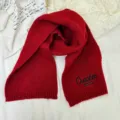 Roter Kinder Strickschal mit schwarzer Buchstabenstickerei, warme Wintermode Accessoire. - Nur Schal (Ohne Mütze) / Rot