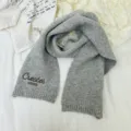 Grauer Kinder Strickschal Detailansicht, kuscheliges einfarbiges Winter warmes Accessoire. - Nur Schal (Ohne Mütze) / Hellgrau
