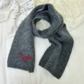 Dunkelgrauer Kinder Winter warmer Strickschal Detailansicht mit roter Buchstaben Stickerei. - Nur Schal (Ohne Mütze) / Dunkelgrau