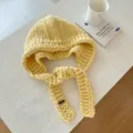 Gelbe klobige Strickmuetze mit langen Baendern, handgemachte warme Winterkapuze Damen. - 24*70cm / Gelb