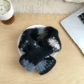 Nahaufnahme eines kuscheligen, farbblockierten Strickschals auf einer rustikalen Holztischplatte. - Schal / Schwarz