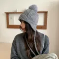 Graue koreanische Strick-Trappermütze mit Bommel und Ohrenklappen für Damen im Winter. - M (56-58cm) / Grau