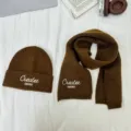 Detailansicht des braunen Kinder Strickmützen und Schal Sets mit modischer Stickerei. - Mütze Schal Set / Kaffeebraun