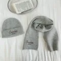 Detailansicht Kinder Strickmuetze und Schalsatz, gemuetliche graue Wintermuetze und Halstuch. - Mütze Schal Set / Hellgrau