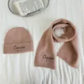 Nahaufnahme des rosa Strickmützen- und Schal-Sets für Kinder mit feinen Stickereien. - Mütze Schal Set / Rosa