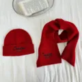 Rote Strickmütze und Schal Set Detail, kuschelige Winteraccessoires für Kinder mit Stickerei. - Mütze Schal Set / Rot