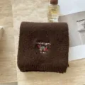 Bufanda de invierno de punto marrón con bordado de perro salchicha lindo y material suave. - Marrón