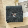 Bufanda de invierno de punto gris oscuro con tierno bordado de salchicha, cómoda y elegante. - Gris Oscuro
