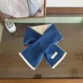 Detailansicht des blauen und weißen Farbblock-Wollschals mit besonders sauberen Kanten. - Blau