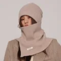 Detalle conjunto gorro y cuello de lana, accesorio de punto de invierno vista cercana. - Conjuntos / Caqui