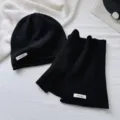 Conjunto clasico de gorro y bufanda de punto negro en pura lana ideal para un estilo invernal. - Conjuntos / Negro