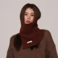 Primer plano detallado de un acogedor cuello alto de punto marrón con textura de lana suave. - Calentador de cuello / Café