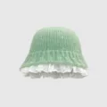 Vue détaillée du chapeau seau en tricot vert clair avec bordure en dentelle blanche délicate. - M (56-58cm) / Vert clair