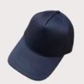 Vista dettagliata del berretto da baseball in rete traspirante blu navy con trama fine. - Nero