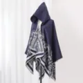 Dunkelblauer Kapuzenponcho mit Paisley-Muster, stilvoller warmer Kaschmir-Gefühl Umhang. - Cape / 130x150cm / Marineblau