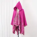 Magenta Kaschmir-Gefühl Kapuzenponcho Umhang mit ethnischem Paisley Muster für Damen Reise Mode. - Cape / 130x150cm / Rosa