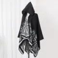 Schwarzer Kaschmir-Gefühl Ethnischer Paisley Kapuzenumhang, stilvoller warmer Damen Poncho. - Cape / 130x150cm / Schwarz