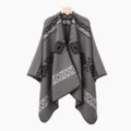 Capa poncho de punto gris con patron etnico, chal de invierno calido para mujer. - Bufanda con abertura / Gris