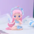 Gros plan détaillé de la figurine de fée des fleurs de dessin animé aux cheveux roses et ailes délicates. - Cheveux roses - position assise (-5)