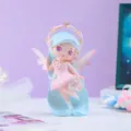 Simpatica statuetta di fata dei cartoni animati con capelli blu e vestito rosa, decorazione. - -4 Capelli blu - Posizione in piedi