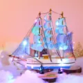 Hölzernes Segelschiff Modell Tischdeko mit blauweißen Segeln und LED Lichterkette als Geschenk. - [16 cm] Segelboot / Blaue Streifen [Mit Licht]