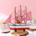 Dekoratives Holzsegelboot-Modell mit rot-weißen Streifensegeln für Heim- und Schreibtischdekor. - [16 cm] Segelboot / Rote Streifen [Ohne Licht]