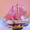 Holz Segelboot Modell Ornament mit bunten LED Lichtern fuer die Zimmerdekoration - [16 cm] Segelboot / Rote Streifen [Mit Licht]