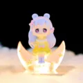 Lindo anime chica resina figura sentada en brillante luna creciente decoracion de escritorio. - Pelo Morado Falda Amarilla