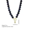 Blaue Acrylharz Perlenkette mit Goldverschluss und Zirkonia Anhänger. Stilvoller Schmuck. - Halskette mit Anhänger / Dunkelblau