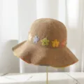 Detailansicht des Strohhuts mit bunten bestickten Blumenmustern und farbigem Rand. - M (56-58cm) / Khaki